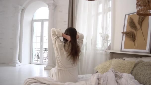 Mooie Brunette Wordt Wakker Ochtend Strekt Zich Uit Het Bed — Stockvideo