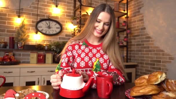 Žena Relaxaci Doma Nalévání Horký Čaj Roztomilé Sváteční Pohár — Stock video