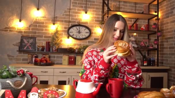 Glückliche Junge Frau Isst Weihnachtsplätzchen Der Küche — Stockvideo