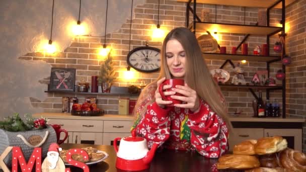 Christmas Home Interior Pretty Woman Cup Coffee — Vídeos de Stock
