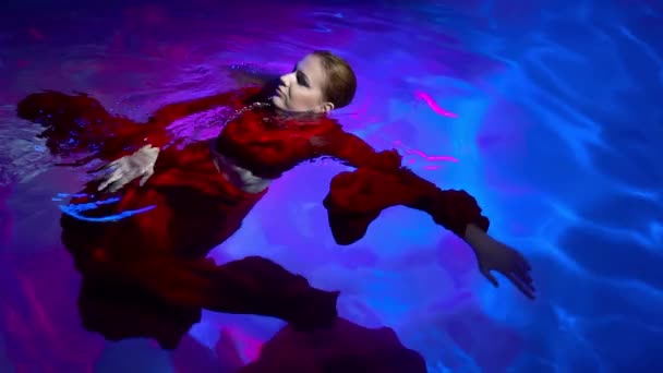 Slow Motion Kobieta Czerwonej Sukience Pływająca Basenie — Wideo stockowe