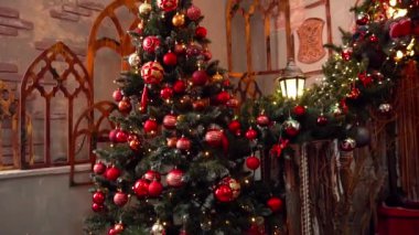 Işıklı şöminenin yanında süsleri olan Noel Ağacı