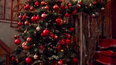 Kırmızı ve altın oyuncaklarla süslenmiş Güzel Yeni Yıl ağacı 