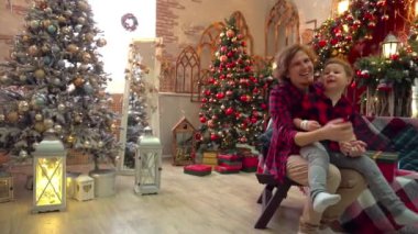 Slow Motion mutlu baba ve oğlu Noel ağacında