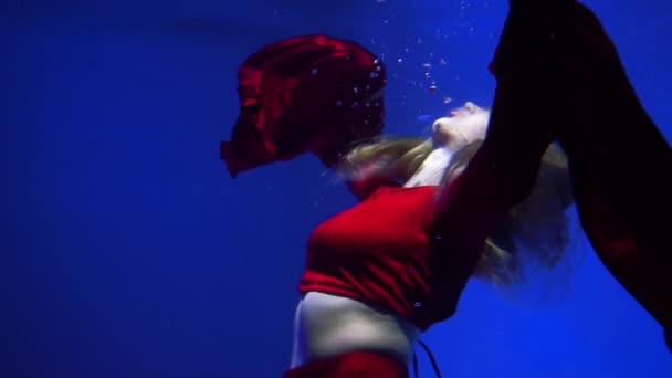Slow Motion Женская Фигура Темно Красном Платье Водой — стоковое видео