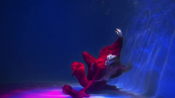 Mulher Bonita Nadando Longo Vestido Noite Vermelho Sob Água Fundo — Vídeo de Stock