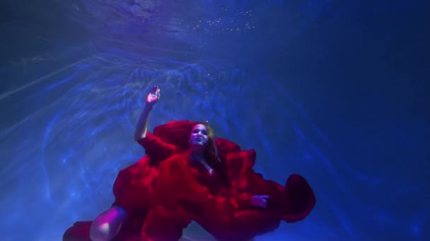 Pomalý Pohyb Krásná Dívka Červených Šatech Plave Pod Vodou Podvodní — Stock video