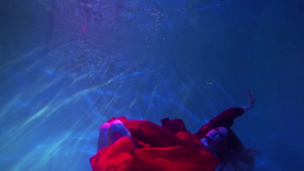 Slow Motion Mulher Dançante Sob Água Uma Piscina Vestido Vermelho — Vídeo de Stock