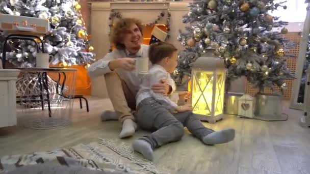 Père Fils Dans Les Chapeaux Noël Profitent Près Arbre Noël — Video