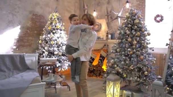 Padre Gioioso Che Abbraccia Suo Piccolo Figlio Mentre Trascorre Natale — Video Stock