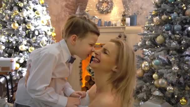 Slow Motion Mother Son Sitting Front Christmas Tree — Vídeos de Stock