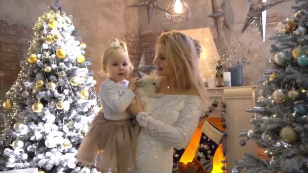 Slow Motion Mom Daughter Home Christmas Tree — Vídeos de Stock