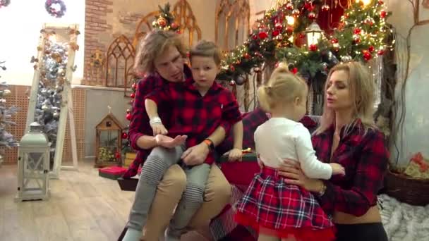 Счастливые Члены Семьи Сидят Рождественской Елкой — стоковое видео