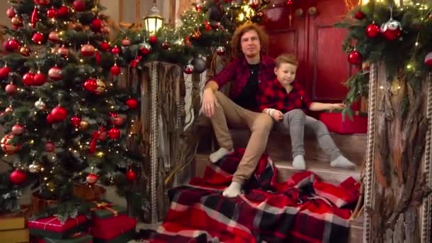 Padre Giocare Con Figlio Vicino Decorato Albero Capodanno Casa Tradizione — Video Stock