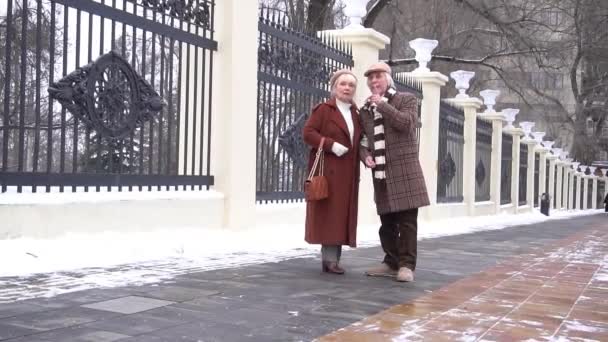 Komik Arkadaş Canlısı Yaşlı Ceketli Çift Birlikte Yürümenin Keyfini Çıkarın — Stok video