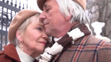 Slow Motion. Erkek ve kadın doğada çıkıyorlar.