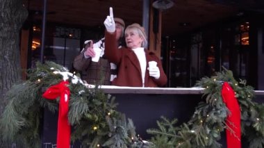 Slow Motion Olgun çift şehri keşfederken bir fincan kahve içiyorlar.