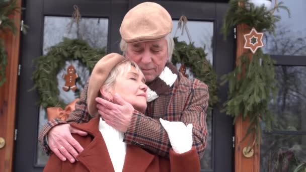 Slow Motion Senior Couple Warm Clothes Outdoors Winter Vacation — Vídeo de Stock