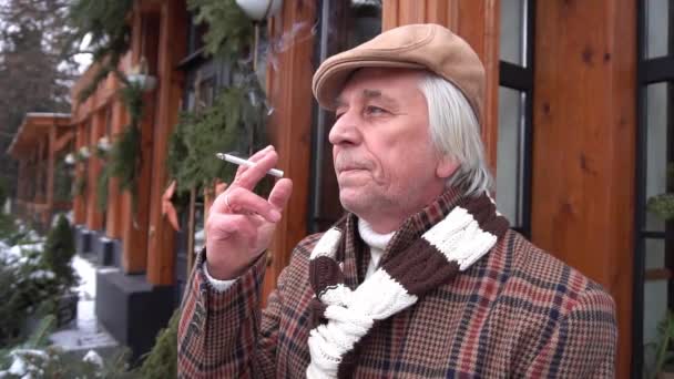 Αργή Κίνηση Γέρος Καυκάσιος Καπνίζει Χειμώνα — Αρχείο Βίντεο