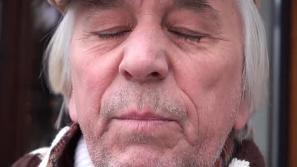 Άνθρωπος Χειμώνα Κοιτάζοντας Την Κάμερα Μιλώντας Και Καπνίζοντας — Αρχείο Βίντεο