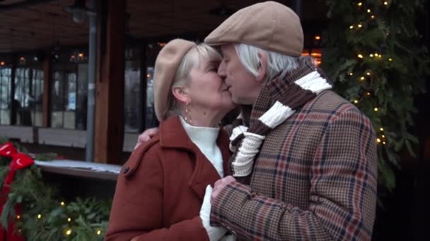 Ηλικιωμένο Ζευγάρι Που Δείχνει Αγάπη Και Κοιτάζει Την Κάμερα — Αρχείο Βίντεο