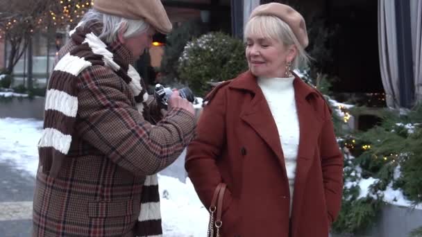 Beautiful Senior Couple Walk City Center Making Photo — Video Stock