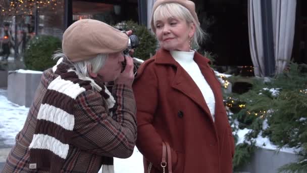 Old Man Taking Photographs Camera Woman Standing City — Vídeo de stock