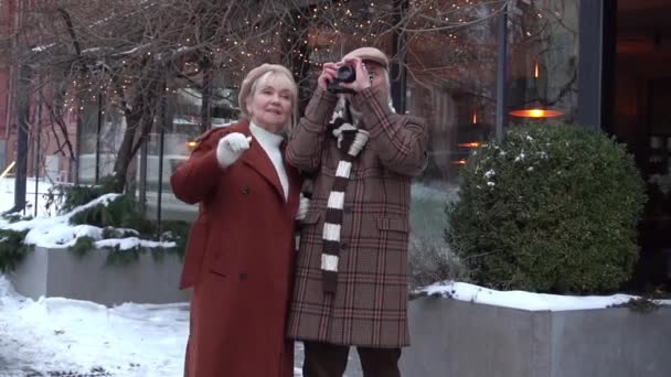 Happy Senior Couple Walking Outdoors Street City Pointing Something — Stock Video