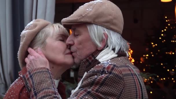 Αργή Κίνηση Ηλικιωμένο Ζευγάρι Κάνει Χριστουγεννιάτικα Ψώνια Φιλιά — Αρχείο Βίντεο
