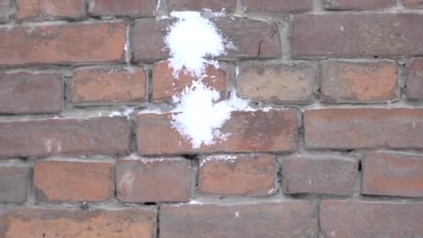 Ceglana Ściana Czterema Kulami Śnieżnymi Zbliżenie — Wideo stockowe