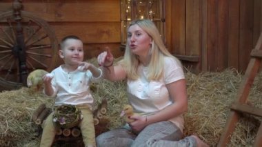 Yavaş çekim mutlu küçük çocuk sevimli paskalya ördekleri ile oynanır..