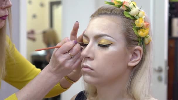 Slow Motion Makeup Artist Puts Shadows Eyelid Draws Arrows Eyelid — стоковое видео