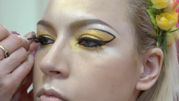 Preciosa Joven Mujer Conseguir Maquillaje Profesional Hecho Salón Belleza — Vídeos de Stock