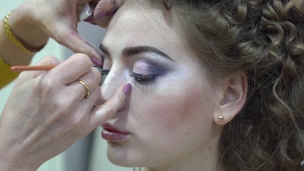 Professional Makeup Artist Does Bride Makeup Wedding Day — Stockvideo