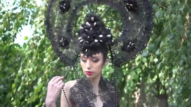 Жінка Ідеальною Зачіскою Творчою Зачіскою Природі — стокове відео