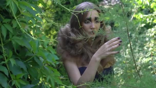 Повільний Рух Красива Відьма Жінка Зеленій Траві Відкритому Повітрі — стокове відео