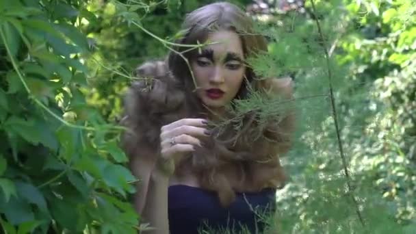 Shy Forest Nymph Posing Backdrop Wildlife Green Forest — Vídeo de Stock