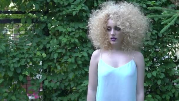 Caucasian Girl Afro Hair White Shirt — Stockvideo