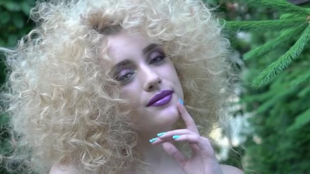 Slow Motion Curly Brunette Woman Afro Hairstyle Posing Tropical Garden — Stockvideo