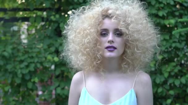 Beautiful Young Woman Curly Hair Afro Hairstyle Botanic Garden — Stockvideo