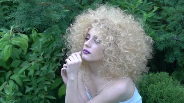 Slow Motion Woman Afro Hairstyle Posing Nature — Stockvideo