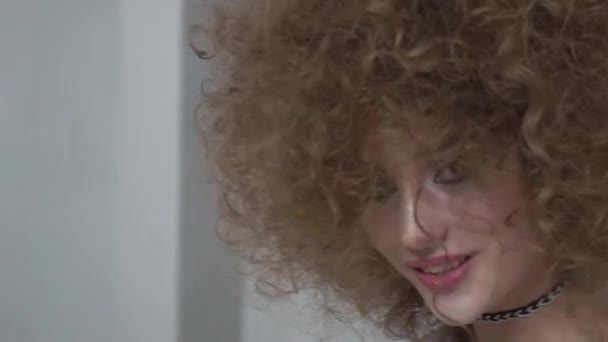 Closeup Portrait Beautiful Smiling Model Afro Curls Hairstyle — Stock videók