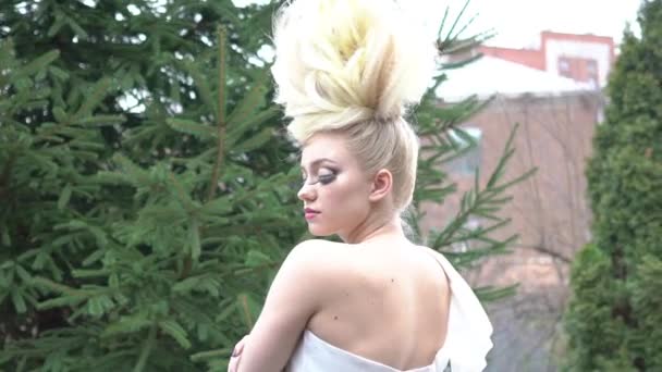 美丽的性感女人与金发在优雅的礼服姿势 — 图库视频影像