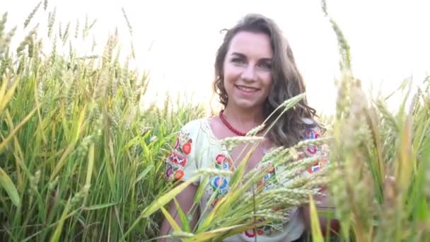 Yavaş Çekim Slav Görünümlü Genç Bir Kızın Portresi — Stok video