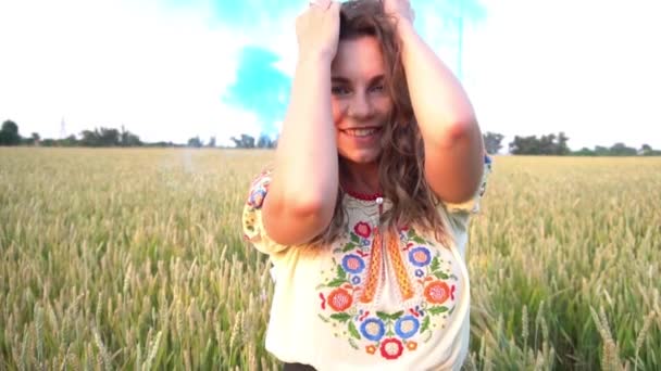 Медленное Движение Украинская Национальная Одежда Пшеничном Поле Голубым Туманом — стоковое видео