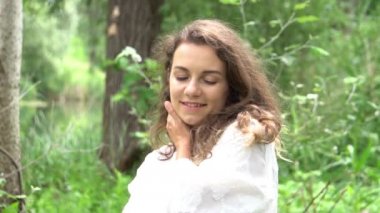 Slow Motion Yeşil ormanda dikilen güzel elbiseli genç kız