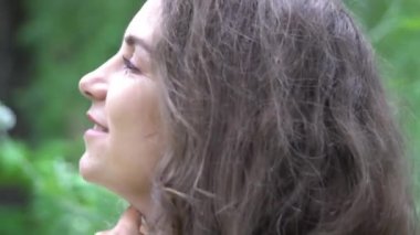 Ormanda güzel bir kız portresi beyaz bir elbise