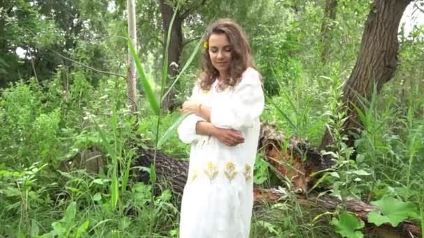 Молода Жінка Білій Сукні Позує Природі — стокове відео