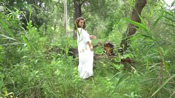 Dziewczyna Tańczy Tle Lasu — Wideo stockowe