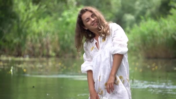 Slow Motion Draguta Fată Frumoasă Rochie Albă Râu Vară Însorită — Videoclip de stoc